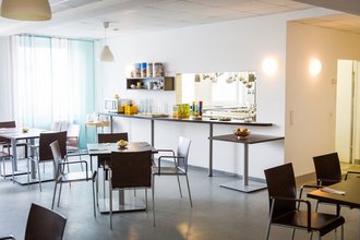 moderner Speisesaal mit Essensausgabe 